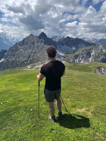 Sebi am Berg mit Wanderstöcken