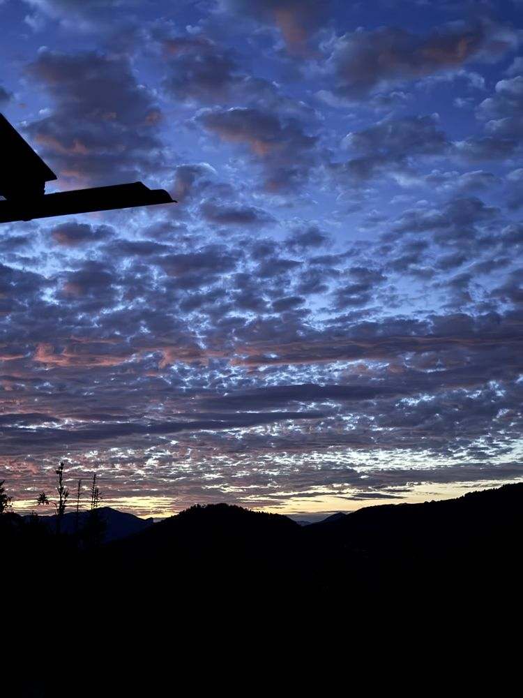 Blaue Stunde über den Berchtesgadener Bergen, im Vordergrund das Dach der Paulshütte.
